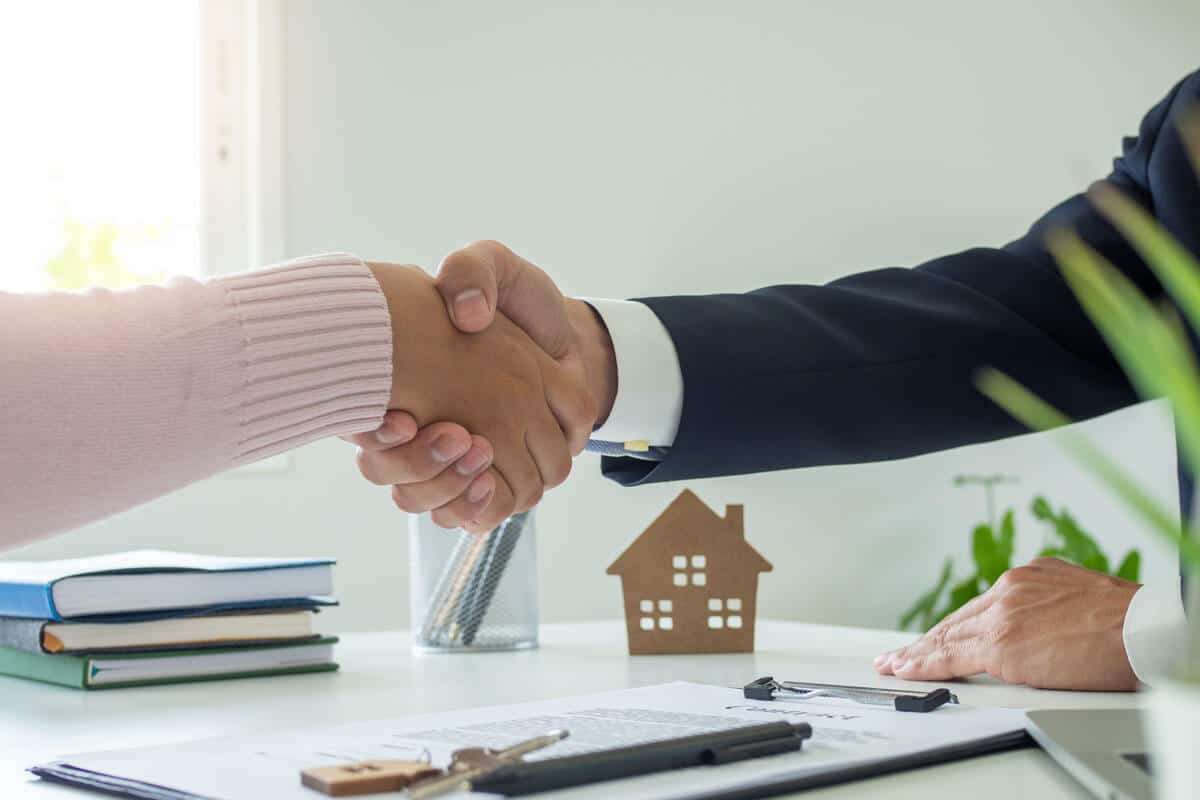 shaking-hands-we-buy-houses